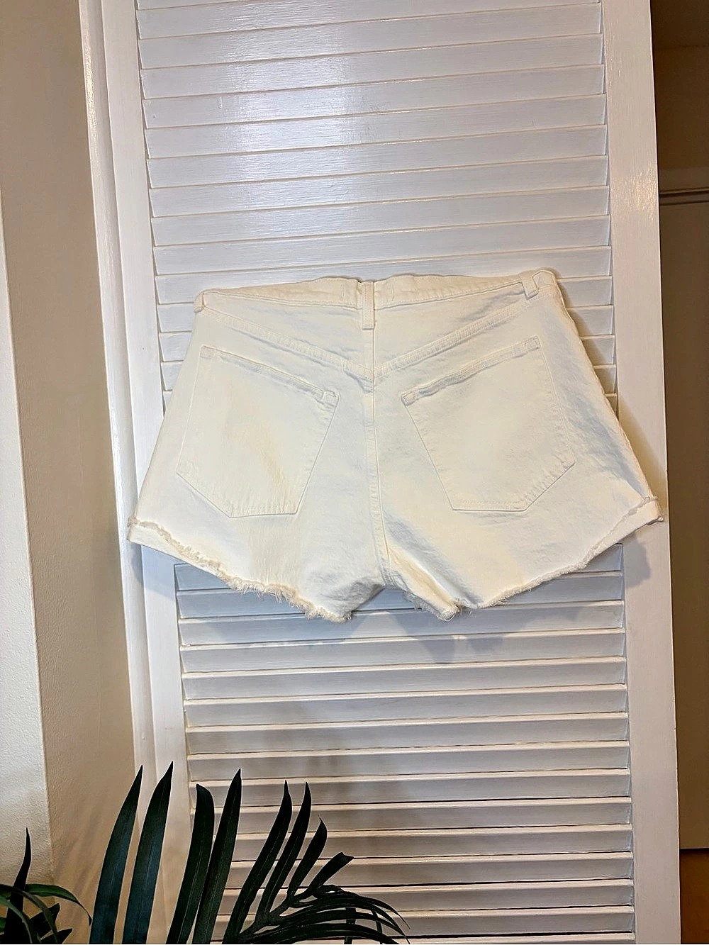 Abercrombie & Fitch The Mom Short High Rise Curve Love White Denim Size 30 - Picture 6 of 6